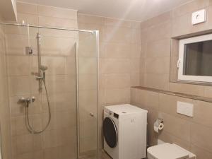 75m2 lichtdurchflutete 3 Zimmer Souterrain Wohnung in einem Neubau Villa
