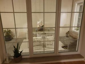75m2 lichtdurchflutete 3 Zimmer Souterrain Wohnung in einem Neubau Villa