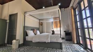 Dokchampa River View Villa