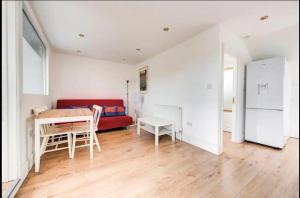 Modern 2-Bed Flat in Ealing Broadway