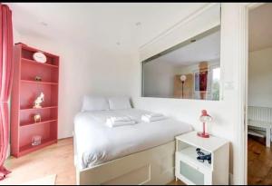 Modern 2-Bed Flat in Ealing Broadway