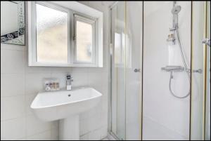 Modern 2-Bed Flat in Ealing Broadway