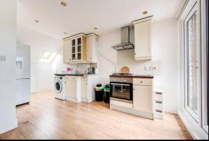 Modern 2-Bed Flat in Ealing Broadway