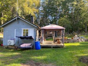 Cozy cottage in the woods near lake & sauna