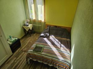 1 chambre jaune dans une maison privé