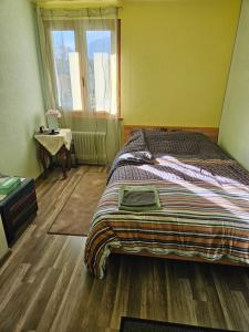 1 chambre jaune dans une maison privé