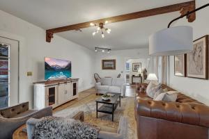 Victorian Escape-Pool & Hot Tub!