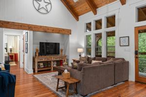 Life is Gruene-Riverfront Luxury-1Mi To GrueneHall