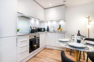 Stylish 2BR 2BA Flat in Gravesend Sleeps 4