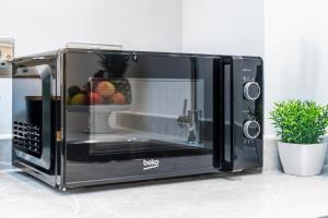 Stylish 2BR 2BA Flat in Gravesend Sleeps 4