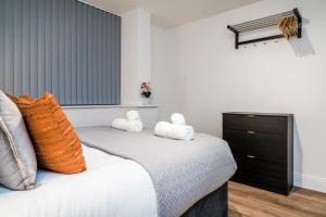 Stylish 2BR 2BA Flat in Gravesend Sleeps 4