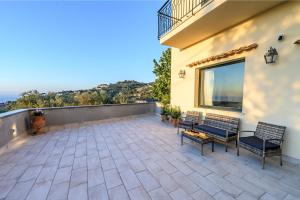 House on the green hills of the Sorrento coast, "LAngolo degli ulivi"