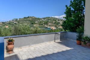 House on the green hills of the Sorrento coast, "LAngolo degli ulivi"