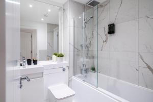 Stylish 2BR 2BA Flat in Gravesend Sleeps 4