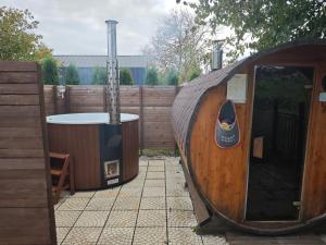 Pod orehom drvena kuća i sauna