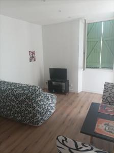 T2 Cosy, agréable fonctionnel et douillet, 1 lit 140 et un BZ , Wifi gratuit, boîte à clés, proche commerces et gare routière