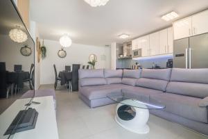 SUN APARTMENT - 3 bedrooms, priv parking, pool, AC, tv channels, fibre net