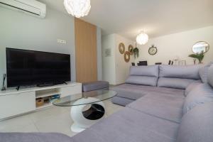 SUN APARTMENT - 3 bedrooms, priv parking, pool, AC, tv channels, fibre net