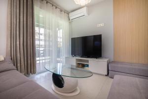 SUN APARTMENT - 3 bedrooms, priv parking, pool, AC, tv channels, fibre net