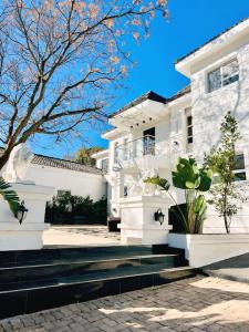 Vale Boutique 9bdr Villa with Outdoor Cinema,2 Jacuzzis & Event Hall