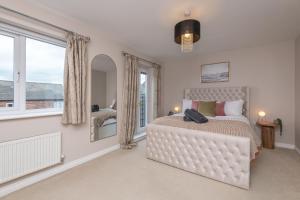 Stylish 5-Bed Townhouse In Wakefield