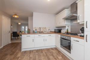 Stylish 5-Bed Townhouse In Wakefield