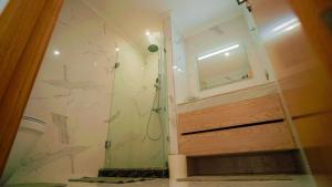 Chic 2BR l Pool Access, Free Parking & near TGV