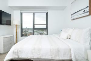 Central 1BR Apartment Assembly Square Pool Gym Parking Sleep 5