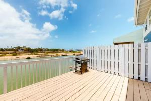 Modern Waterfront Escape with a Deck & BBQ Grill