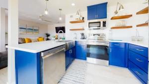 Modern Waterfront Escape with a Deck & BBQ Grill