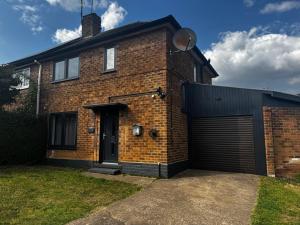 Located in the peaceful NG8 Wollaton , Perfect for Business Trips & Family Holidays or working proffesionals-long term deals, M1 Nearby , Free Parking , Private Garden , 500Mb Wi-Fi , Netflix