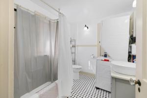 Historic 1 Bdr across from Lakeside Park