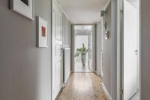 Rum i modern stor & ljus villa nära centrum