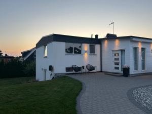 Rum i modern stor & ljus villa nära centrum