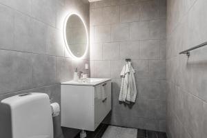 Rum i modern stor & ljus villa nära centrum