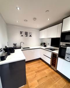 Luxe Duplex Penthouse Stay in Leeds Centre - Free Parking