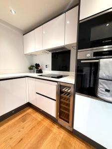 Luxe Duplex Penthouse Stay in Leeds Centre - Free Parking