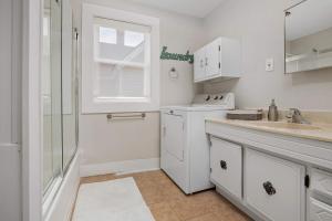 Vintage West Central Apt Walkable Free Parking!