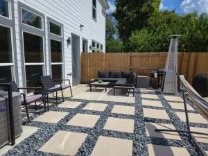 The Pershing Pad is at a Central location 3BR Sleeps 10