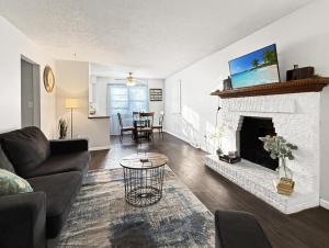 Gorgeous Clive Charmer, Near Shops, Trails & More!