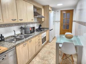 Cortes Suite - Pool paddle tennis court and gym