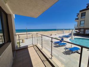 Апартамент E003 в Обзор Бийч Резорт - усещането да живееш на плажа!!