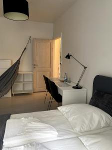 Quiet room in lively area with helpful Host!