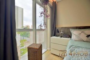 Kit located in the mall and close to the metro