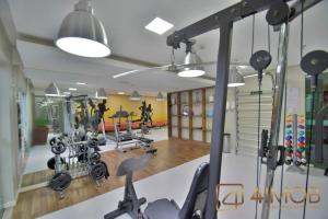 Kit located in the mall and close to the metro