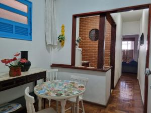 Copacabana Beach Charming Studio with Mountain View & Metro Nearby
