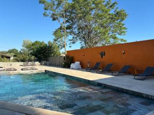 Villa Soleil Piscine Jacuzzi Pétanque Espace bbq billard et salons extérieurs