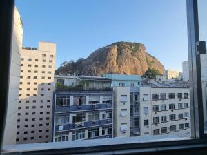 Copacabana Beach Charming Studio with Mountain View & Metro Nearby