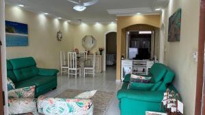 Casa de praia em Peruibe com muito verde!