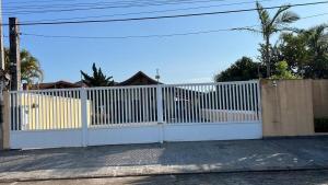 Casa de praia em Peruibe com muito verde!